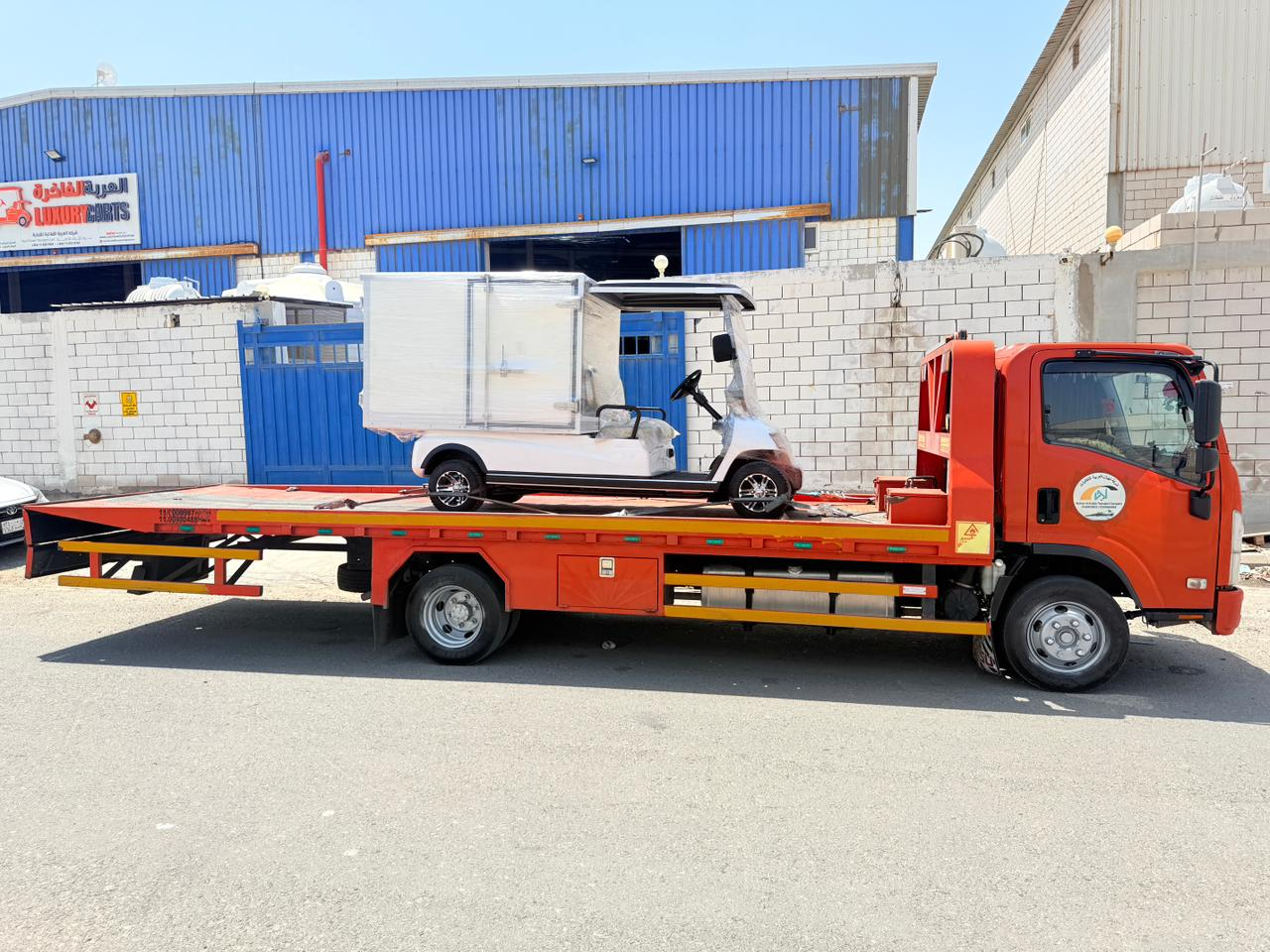 سطحة هيدروليك تنقل رنج روفر فاخرة من جدة